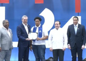 Jóvenes banilejos se gradúan en programa de formación técnica