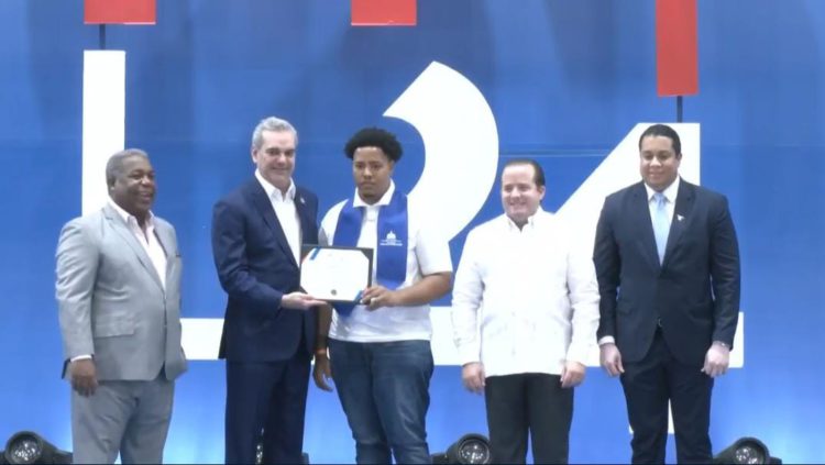 Jóvenes banilejos se gradúan en programa de formación técnica