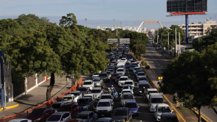 Caos en el tránsito persiste en avenida 27 de Febrero con Máximo Gómez tras derrumbe de muro