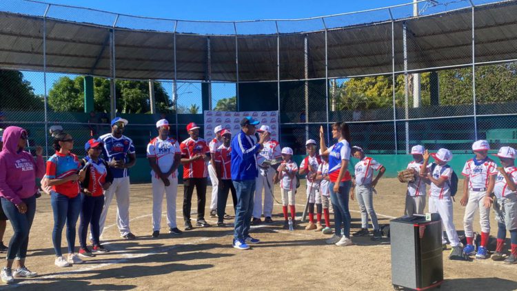 Regidora Estefani Martínez es juramentada directora de eventos de la Pony Beisbol