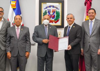 INESPRE entrega al Tribunal Constitucional el título de propiedad de edificio