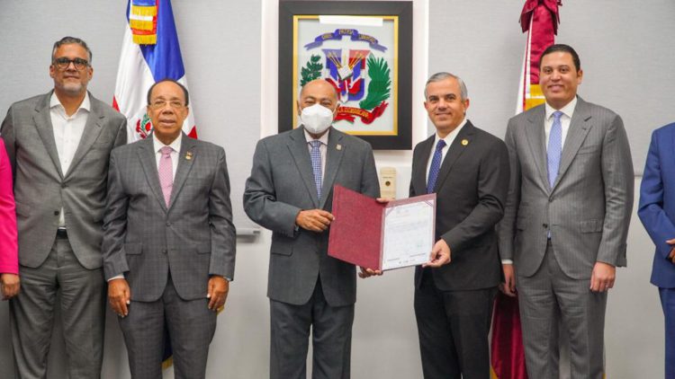 INESPRE entrega al Tribunal Constitucional el título de propiedad de edificio