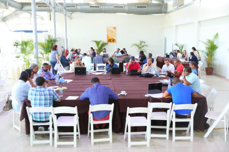 JCE y organizaciones políticas inician revisión de boletas para elecciones municipales 2024