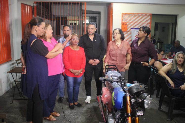 CLUB ROTARIO BANÍ ENTREGA MOTOR TRAS HABER DESARROLLADO SORTEO
