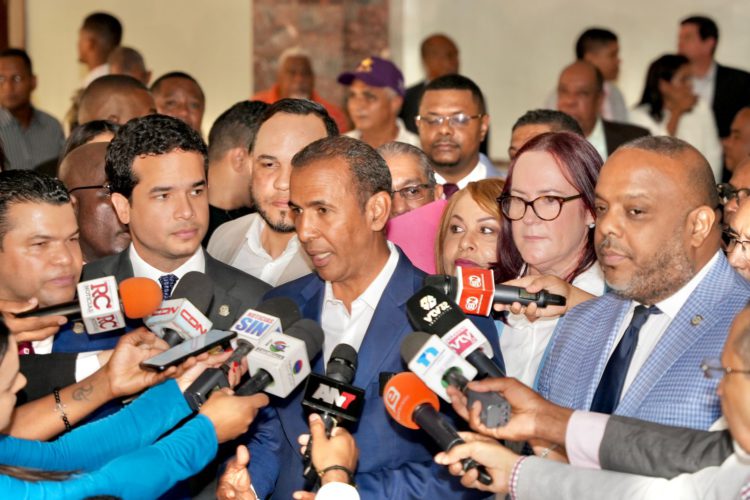 Domingo Contreras deposita ante Congreso proyecto solucionaría inundaciones en la capital