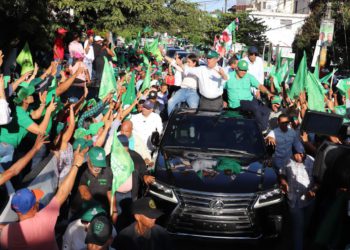 Leonel recibe sólido respaldo en San Francisco de Macorís y juramenta al exdiputado y exalcalde reformista Héctor Mora Martínez