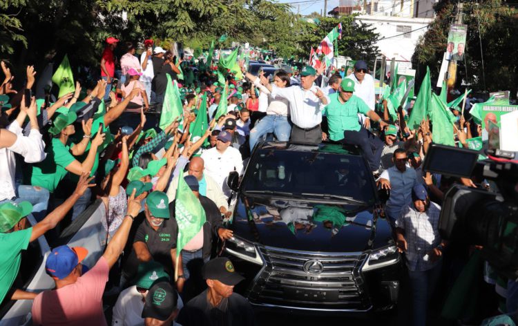 Leonel recibe sólido respaldo en San Francisco de Macorís y juramenta al exdiputado y exalcalde reformista Héctor Mora Martínez