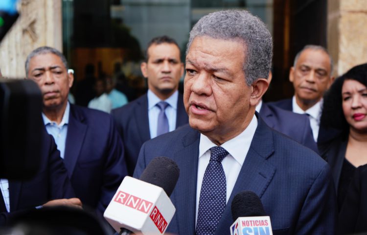 Leonel rechaza quiten facultades a las FF. AA. y afirma que si algo funciona en RD son esos organismos