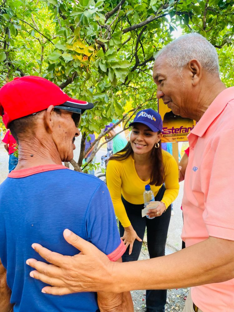 Candidato a alcalde Julio Santos realiza mano a mano en Peravia