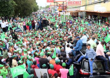 Multitud corea con Leonel en recorrido de respaldo a Noris Medina y José del Castillo en Barahona