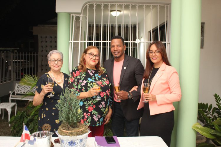Rotary Internacional Baní reconoce a maestra Susana Objío y juramenta a esposos Guerrero-Martínez