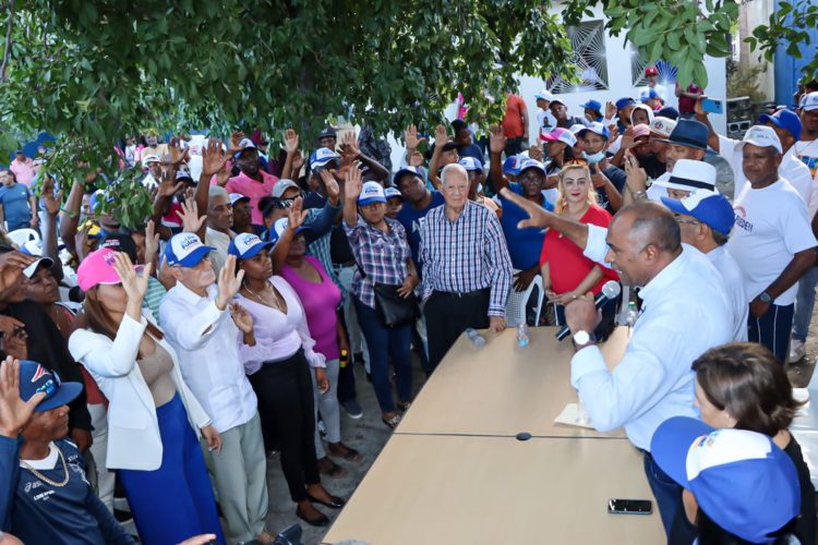 REGIDORA ACTUAL Y EX CANDIDATOS A REGIDORES DEL PLD PASAN A FORMAR FILAS EN EL PARTIDO REVOLUCIONARIO MODERNO