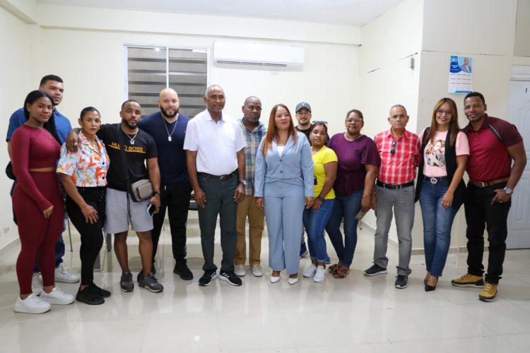 Diputado Julito Fulcar se reune con grupo deportivo FITNESS PERAVIA