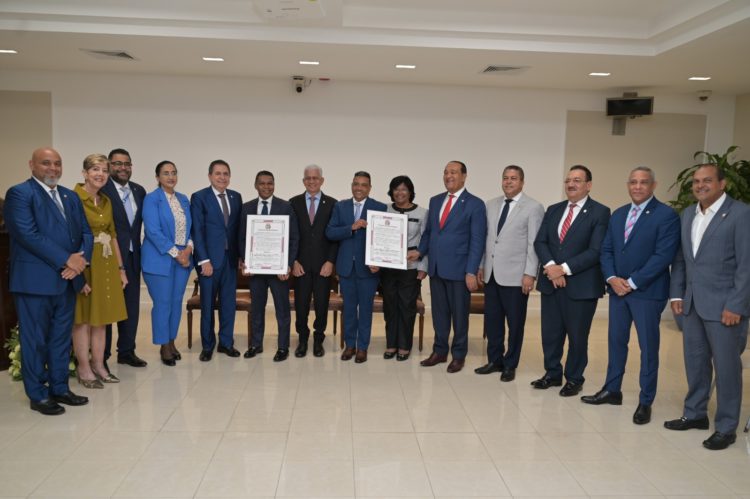 Senado reconoce la trayectoria de los humoristas Miguel Céspedes y Raymond Pozo