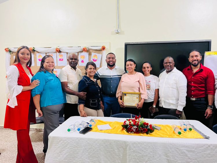 Celebran clausura del programa “Proyectos de vida” en Escuela Nocturna Villa David