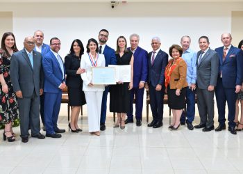 Senador por NY, Luis Sepúlveda reconoce periodista Jessica Hasbún con Premio al Servicio Voluntario
