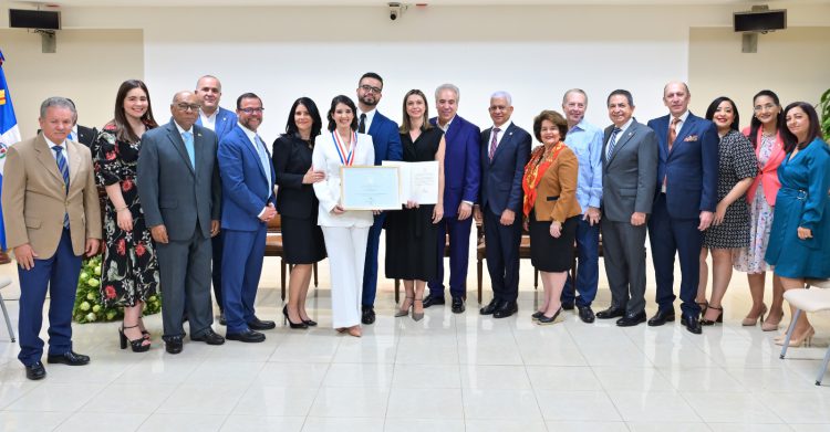 Senador por NY, Luis Sepúlveda reconoce periodista Jessica Hasbún con Premio al Servicio Voluntario