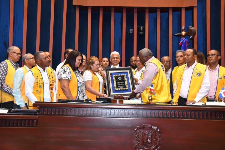 Club de Leones Cotuí reconoce al presidente del Senado por sus aportes y labor social en su provincia