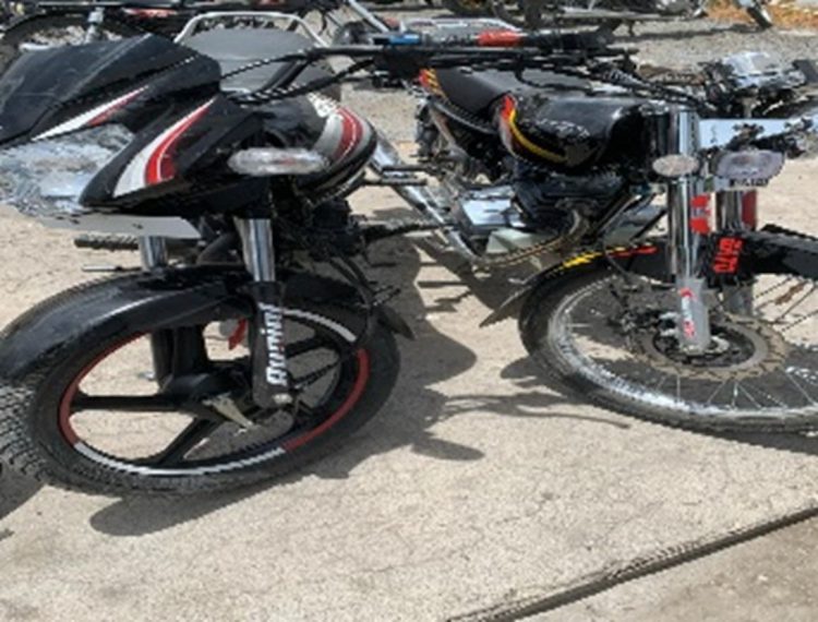 Policía Preventiva de Azua Recupera Dos Motocicletas Abandonadas Tras Persecución