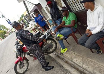 Gran Reunión Comunitaria en Nizao: Policía de Proximidad Fortalece Lazos con los Motoconchistas