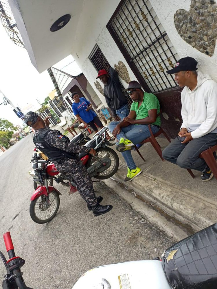 Gran Reunión Comunitaria en Nizao: Policía de Proximidad Fortalece Lazos con los Motoconchistas