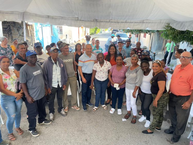 Alcaldía de Baní inicia reparación de 20 viviendas en El Maní