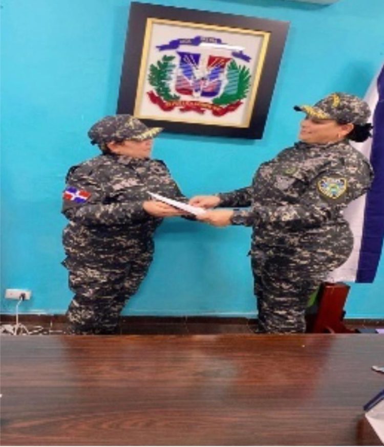 Directora Regional Sur Central Sostiene Reunión con la Comandante del Departamento de Azua