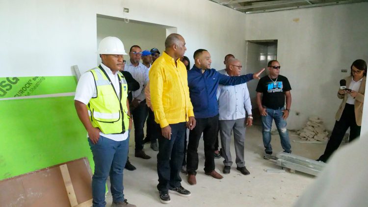 Senador Julito Fulcar supervisa remozamiento del Hospital Nuestra Señora de Regla.