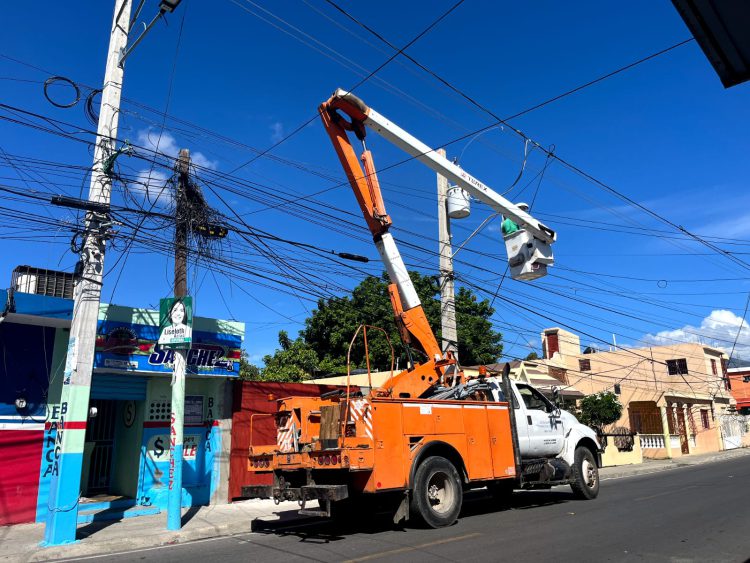 Alcaldía de Baní inicia instalación de luminarias en El Fundo Arriba