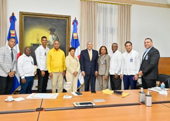 Senador Julito Fulcar y autoridades municipales gestionan obras de infraestructura en visita al Palacio Nacional