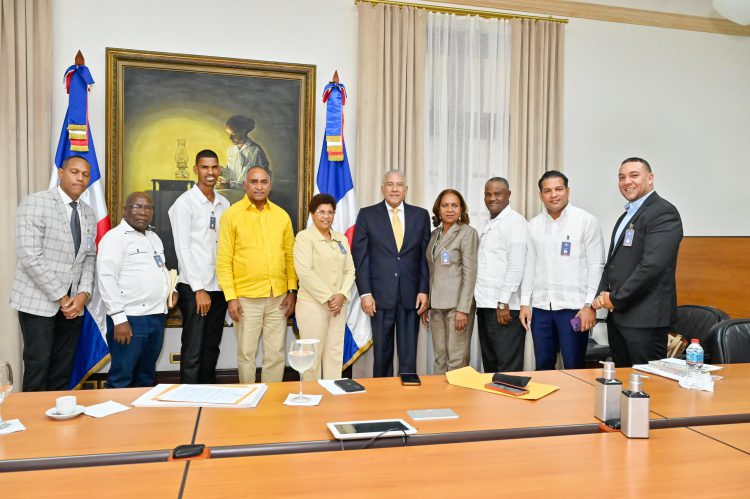 Senador Julito Fulcar y autoridades municipales gestionan obras de infraestructura en visita al Palacio Nacional