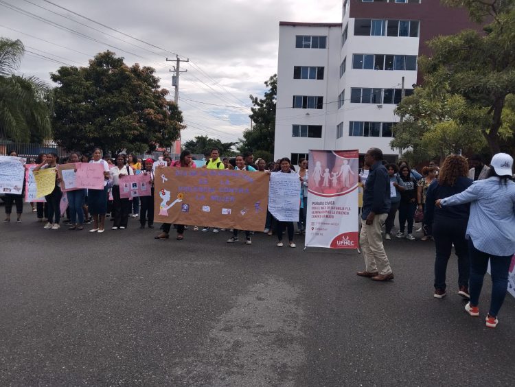 UFHEC REALIZA PARADA CÍVICA EN HONOR A LA NO VIOLENCIA CONTRA LA MUJER Y EL MES DE LA FAMILIA