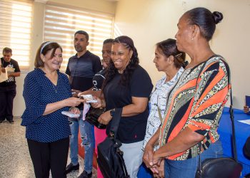 Gobernadora de Peravia comienza  entrega de la “Brisita Navideña”