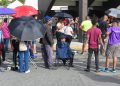 Familias acuden a comprar productos de cena de Nochenuena en Feria de Navidad con Inespre