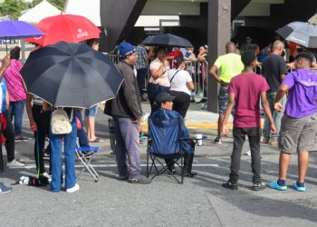 Familias acuden a comprar productos de cena de Nochenuena en Feria de Navidad con Inespre
