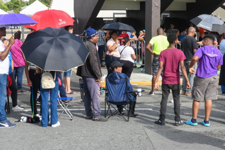 Familias acuden a comprar productos de cena de Nochenuena en Feria de Navidad con Inespre