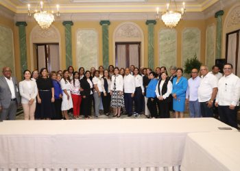 Vicepresidenta Raquel Peña inicia entrega de bonos navideños a juntas de vecinos de todo el país a través de gobernaciones provinciales
