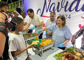 PROPEEP OFRECE CENA NAVIDEÑA EN BANI – CIENTOS ASISTEN Y TAMBIÉN RECIBEN LA «BRISITA NAVIDEÑA»