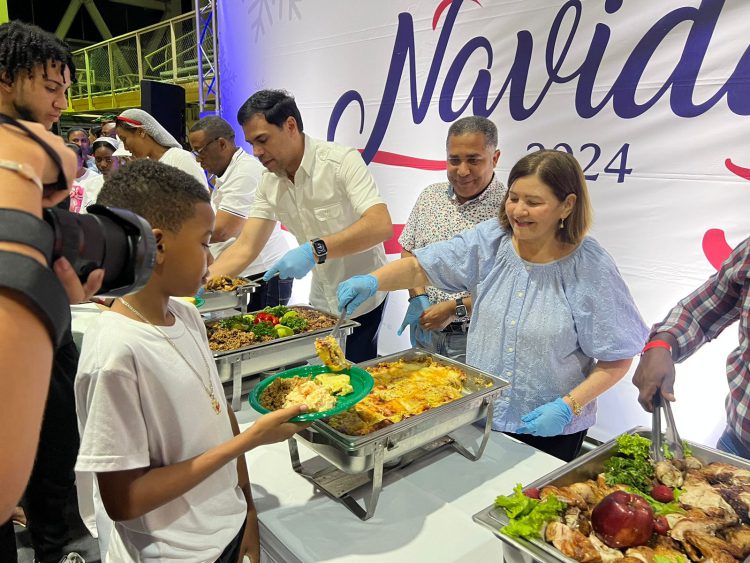 PROPEEP OFRECE CENA NAVIDEÑA EN BANI – CIENTOS ASISTEN Y TAMBIÉN RECIBEN LA «BRISITA NAVIDEÑA»