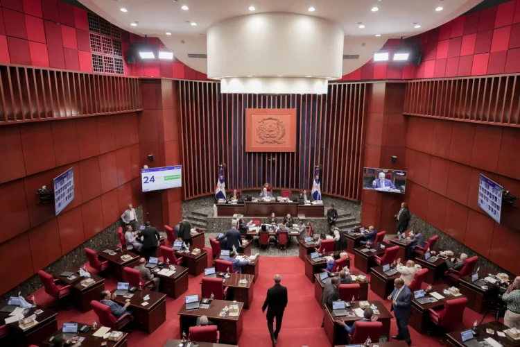 Senado valida en primera discusión que Poder Ejecutivo emita deuda pública por RD$350,990 millones