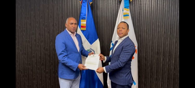 Senador Julito Fulcar impulsa la instalación de oficina del INTRANT en Peravia