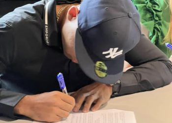 DE HELADERO A PELOTERO PROFESIONAL ELIEZER ADAMES FIRMA CON  LOS YANKEES DE NUEVA YORK