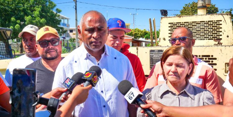 Senador Julito Fulcar anuncia inicio de asfaltado en Salinas