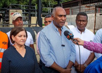 Senador Julito Fulcar anuncia inicio del asfaltado en el casco urbano de Matanzas
