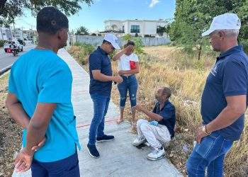DPS Peravia y familiares coordinan asistencia para hombre en situación de calle