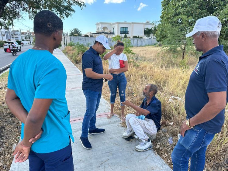 DPS Peravia y familiares coordinan asistencia para hombre en situación de calle