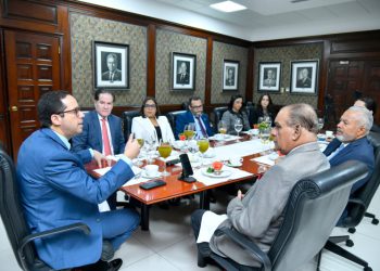 Gobierno evalua la posibilidad de aumentar salario al sector público