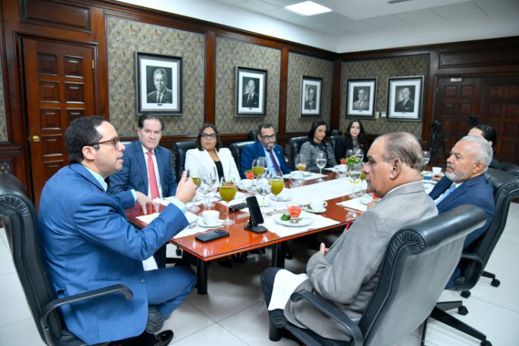 Gobierno evalua la posibilidad de aumentar salario al sector público