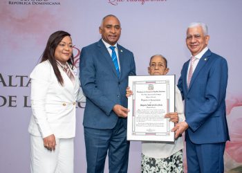 Doctora Sara Tolentino recibe reconocimiento por parte del Ayuntamiento municipal y el Ministerio de la Mujer