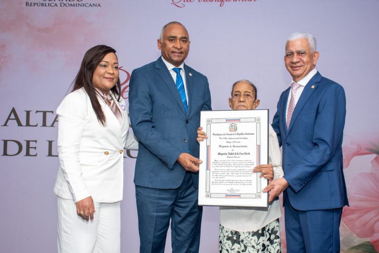 Doctora Sara Tolentino recibe reconocimiento por parte del Ayuntamiento municipal y el Ministerio de la Mujer